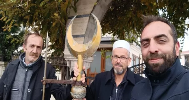 Şile’de fırtınaya dayanamayan minarenin alemi devrildi
