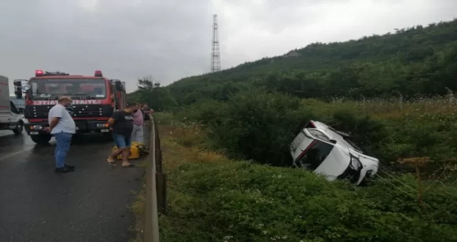 Şile otoyolunda direksiyon hakimiyetini kaybeden araç refüje yuvarlandı
