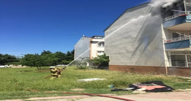 Silivri’de 3 katlı binada yangın paniği
