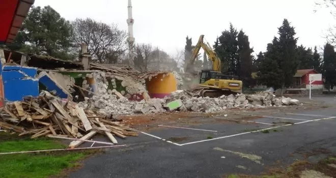 Silivri’de 5.8’lik depremin ardından hasar gören okulun yıkımına başlandı
