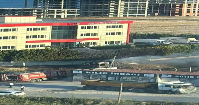 Silivri’de saman yüklü tır alev alev yandı

