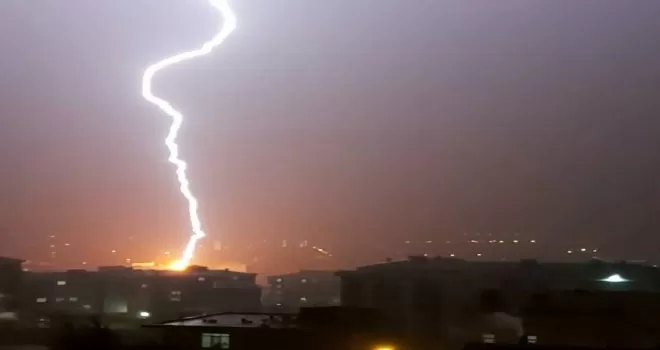 Silivri’de şiddetli yağış su taşkınına neden oldu
