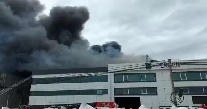 Silivri’de sünger fabrikası alevlere teslim oldu
