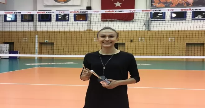 Simge Aköz, “En İyi Voleybol Oyuncusu” seçildi

