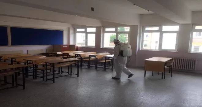 Sınav öncesi okullar dezenfekte edildi
