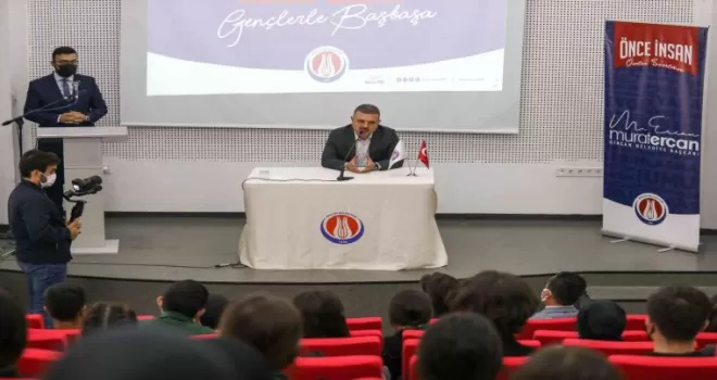 Sincan Belediye Başkanı Ercan gençlerle bir arada
