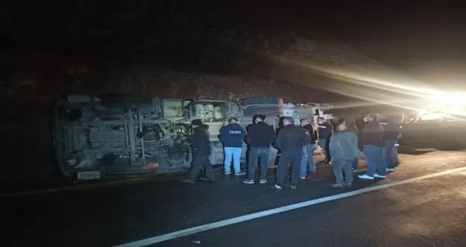 Sincan’da 2 çöp kamyonu kafa kafaya çarpıştı: 2 yaralı
