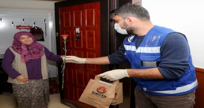 Sincan’da şehit annelerinin karanfillerle Anneler Günü kutlandı
