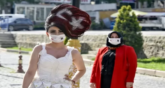 Sıradışı tasarımcıdan bu kez de maskeden gelinlik
