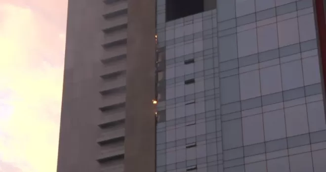Şişli’de 42 katlı Torun Center’dan alevler yükseldi
