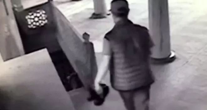 Şişli’de camide yaşanan ayakkabı hırsızlığı kamerada
