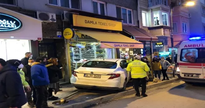 Şişli’de dükkana dalan araç dehşeti yaşattı
