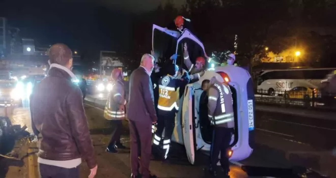 Şişli’de otomobil refüje çarpıp takla attı: 2 yaralı
