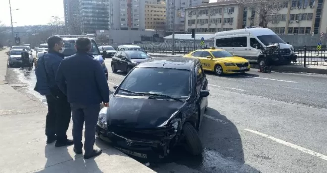 Şişli’de polis minibüsü korkuluklara daldı
