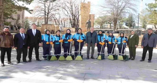 Sivas’ta şehir temizliğine kadın eli değdi