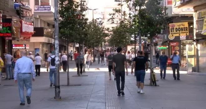 Sokağa çıkma kısıtlaması sona erdi, vatandaşlar meydanlarda yoğunluk oluşturdu
