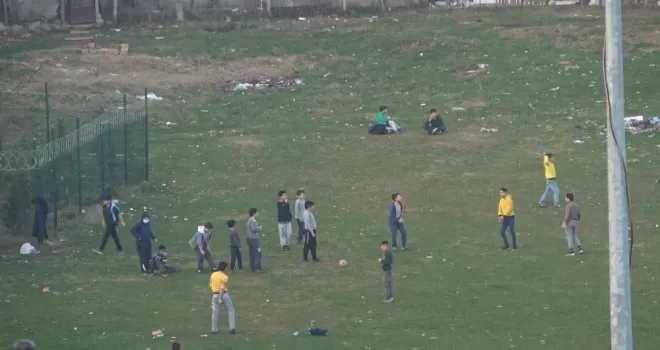 Sokağa çıkma kısıtlamasında piknik yaptılar, polisi görünce kaçtılar
