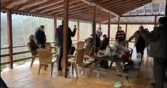 Sokağa çıkma kısıtlamasını ihlal ettiler, cezayı yediler
