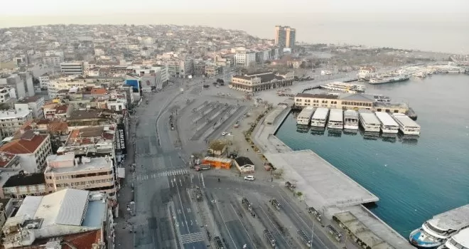 Sokağa çıkma yasağı nedeniyle boş kalan Kadıköy Meydanı havadan görüntülendi
