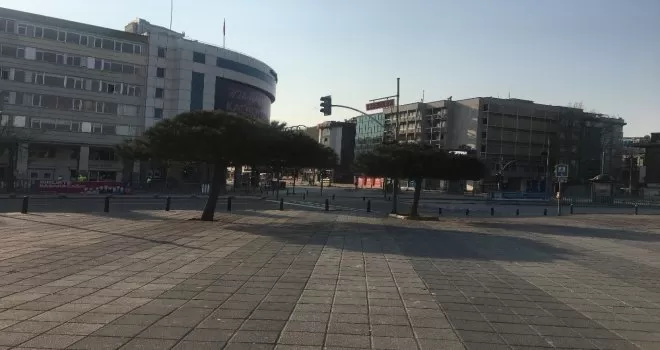 Sokağa çıkma yasağı nedeniyle Kadıköy Meydanı boş kaldı
