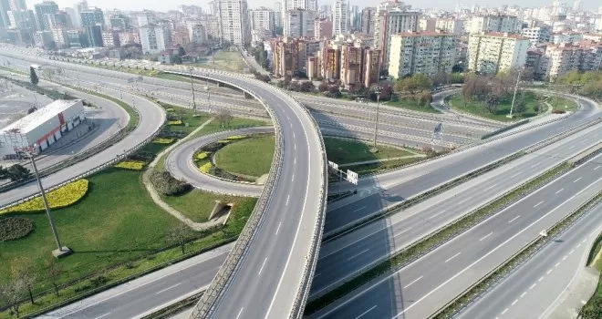 Sokağa çıkma yasağının ardından boş kalan TEM ve E-5 havadan görüntülendi
