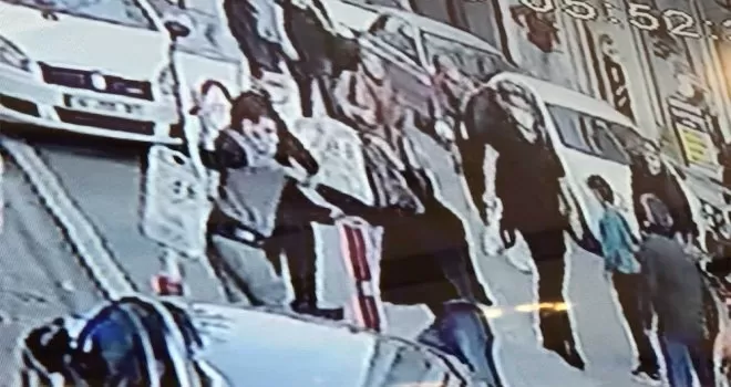 Sokak ortasında önce kalçasından sonra boynundan bıçakladı
