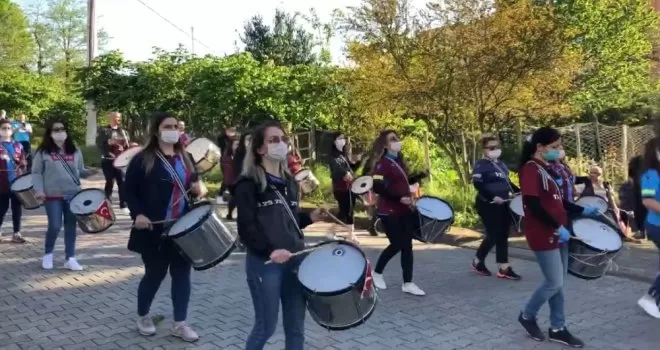 Sokakta onları gören şaşırıyor
