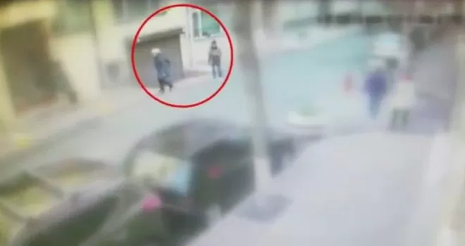 Sokakta yürüyenlerin cüzdanını çalan  12 yaşındaki çocuk kamerada
