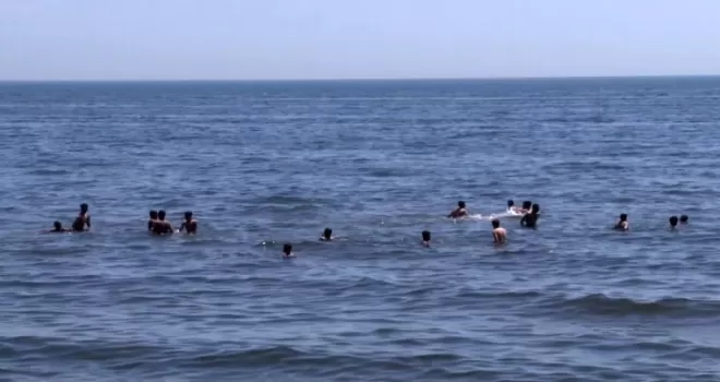 Son hafta sonu kısıtlamasında vatandaşlar sahile akın etti
