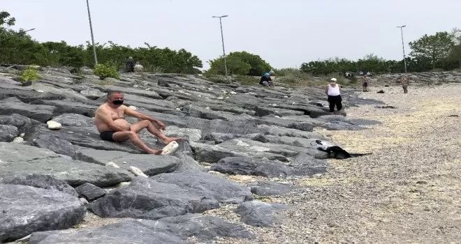 Sosyal mesafeli güneşlendiler, yasağa rağmen denize girdiler
