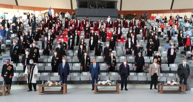 Sosyal mesafeli mezuniyet töreni
