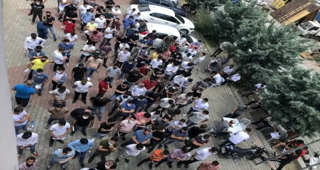 Sosyal mesafesiz Covid-19 test kuyruğu
