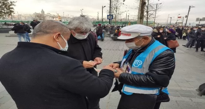 Sosyal mesafesiz milli piyango kuyruğu havadan görüntülendi
