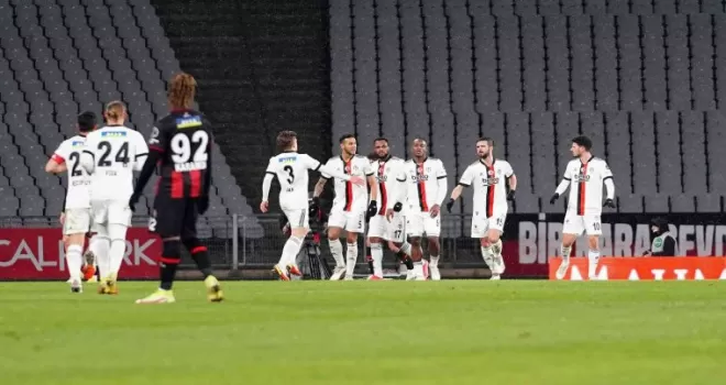 Spor Toto Süper Lig: Fatih Karagümrük: 0 - Beşiktaş: 1 (İlk yarı)
