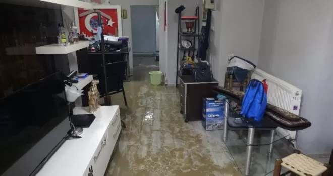 Su hattı çalışmasında binayı kanalizasyon suyu bastı
