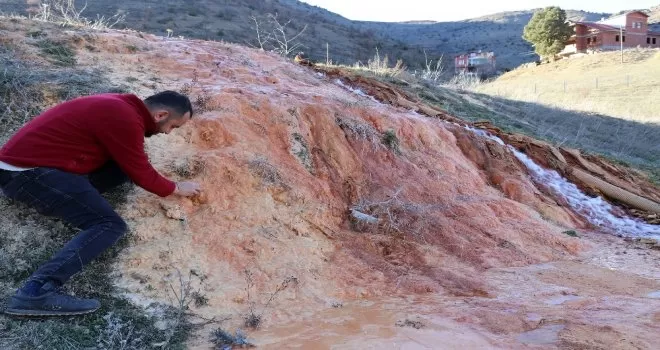 Sulama amaçlı açılan sondajdan kalsiyum karbonatlı su fışkırıyor
