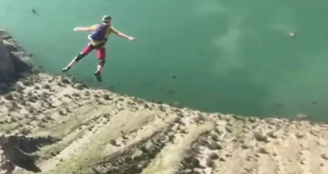 Sular altına kalan köye paraşütle atladılar
