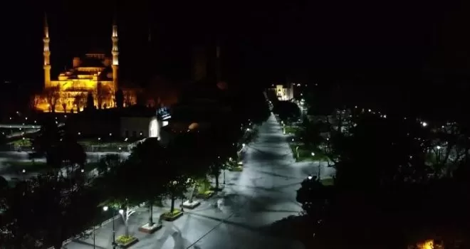Sultanahmet Meydanı sokağa çıkma kısıtlaması sonrası boş kaldı
