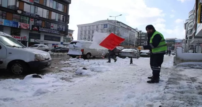 Sultanbeyli Belediyesi karla mücadele çalışmalarını sürdürüyor
