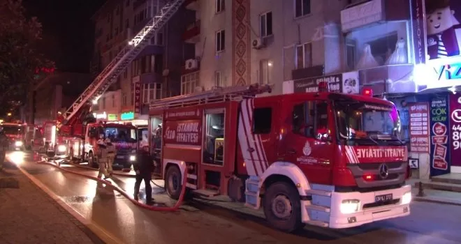 Sultanbeyli’de 5 katlı binanın çatısı alevlere teslim oldu
