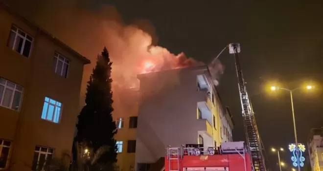 Sultanbeyli’de çatı katı alev alev yandı
