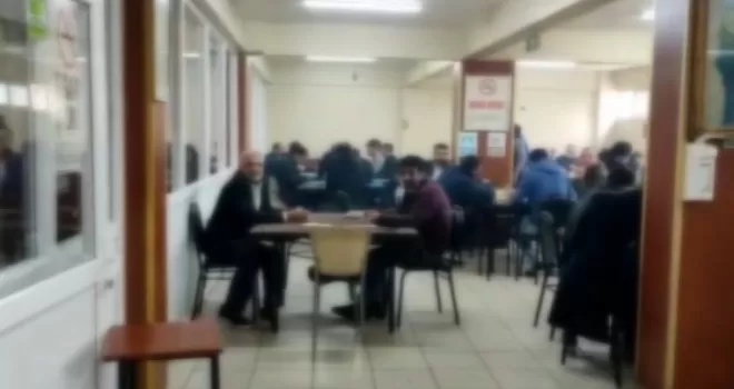 Sultanbeyli’de kahvehaneye korona baskını kamerada
