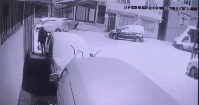 Sultanbeyli’de otomobilden hırsızlık kamerada
