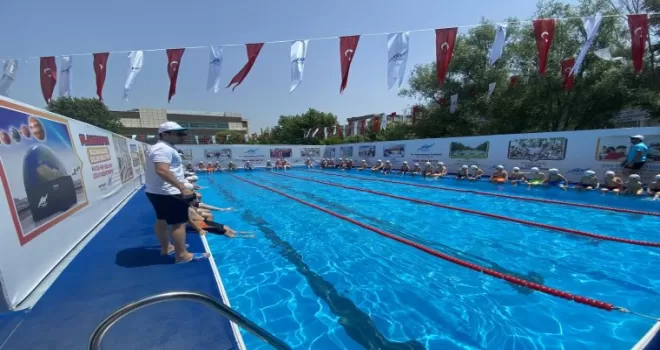 Sultangazi’de çocuklar yüzme havuzlarında yazın tadını çıkartıyor

