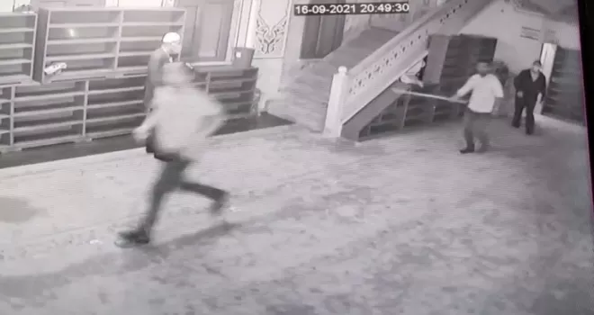 Sultangazi’de imama sopalı saldırı girişimi
