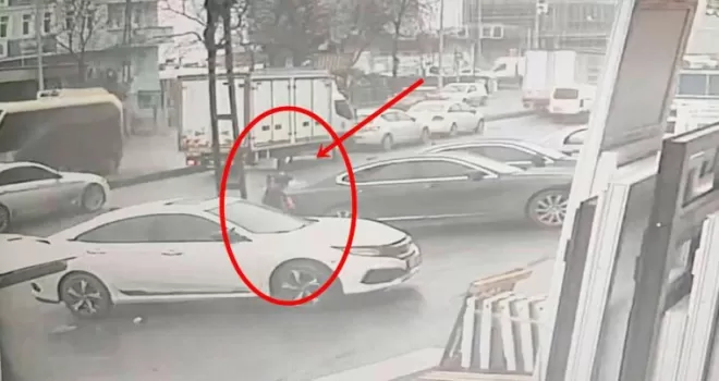 Sultangazi’de kamyonun çarptığı kurye metrelerce sürüklendi
