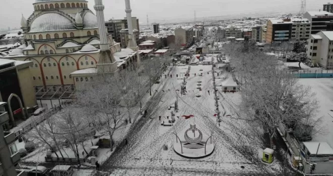 Sultangazi’de kar yağışı etkili oluyor
