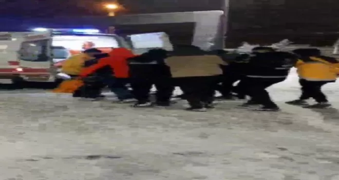 Sultangazi’de karda yürüyüş yaparken düşen kişinin yardımına polisler koştu
