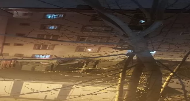 Sultangazi’de korku dolu anlar: Mahallenin trafosu alev alev yandı
