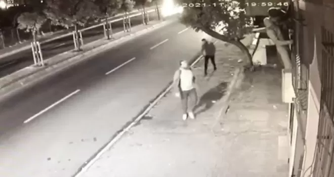 Sultangazi’de ‘Örümcek Adam’ gibi binaya tırmanan hırsızlara polisten suç üstü
